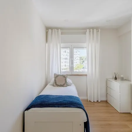 Modern Cloud 5 - Amadora Apartment